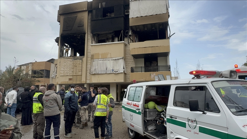  مقتل 3 أشخاص بينهم مسعفان في غارتين متتاليتين استهدفتا منزلا في بلدة كف صيرو و 4 أشخاص بينهم طفلان بقصف إسرائيلي على بلدة القنطرة بقضاء مرجعيون( الأناضول)
