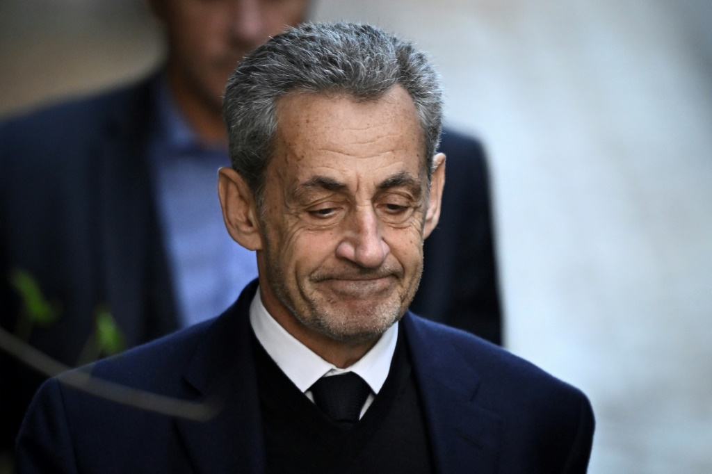 الرئيس الفرنسي السابق نيكولا ساركوزي يترك مقر إقامته للانتقال إلى سجن لا سانتيه الباريسي في 21 تشرين الأول/أكتوبر 2025(ا ف ب)