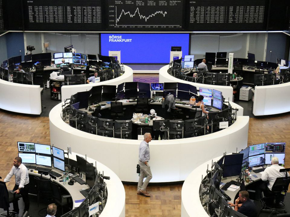 أغلق المؤشر ستوكس 600 &zwnj;الأوروبي مرتفعا 0.45 بالمئة، بعد أن انخفض 0.45 بالمئة في وقت سابق من &zwnj;الجلسة، وأنهى المؤشر سلسلة خسائر استمرت ثلاثة أيام بفضل صعود أسهم العقارات 1.48 بالمئة وأسهم الطاقة 1.2 % (قنا)