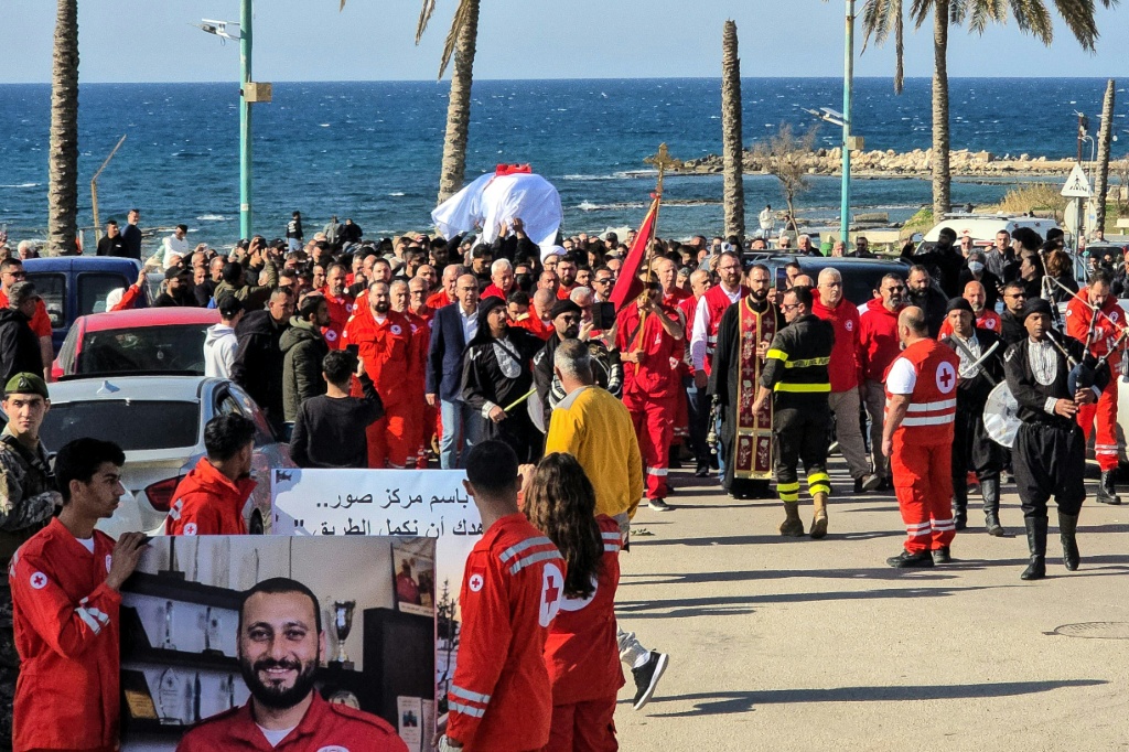 جنازة المسعف في الصليب الأحمر يوسف عساف في صور بتاريخ 11 آذار/مارس 2026 (ا ف ب)