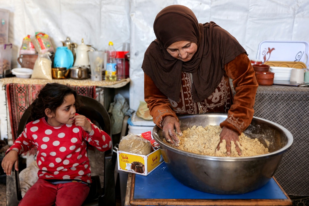 فلسطينية في مدينة غزة تعد حلوى عيد الفطر في 16 اذار/مارس 2026 (ا ف ب)