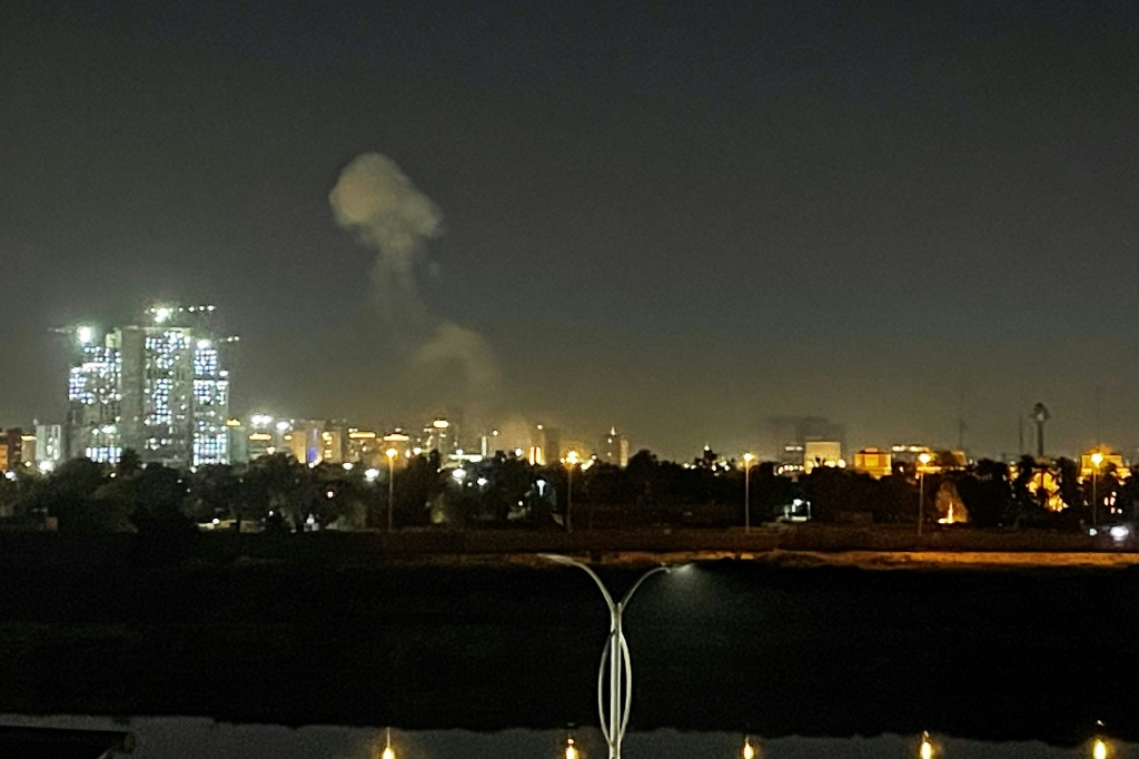 دخان رمادي يتصاعد فوق العاصمة العراقية بغداد بعد سماع دوي انفجار في 16 آذار/مارس 2026 (ا ف ب)