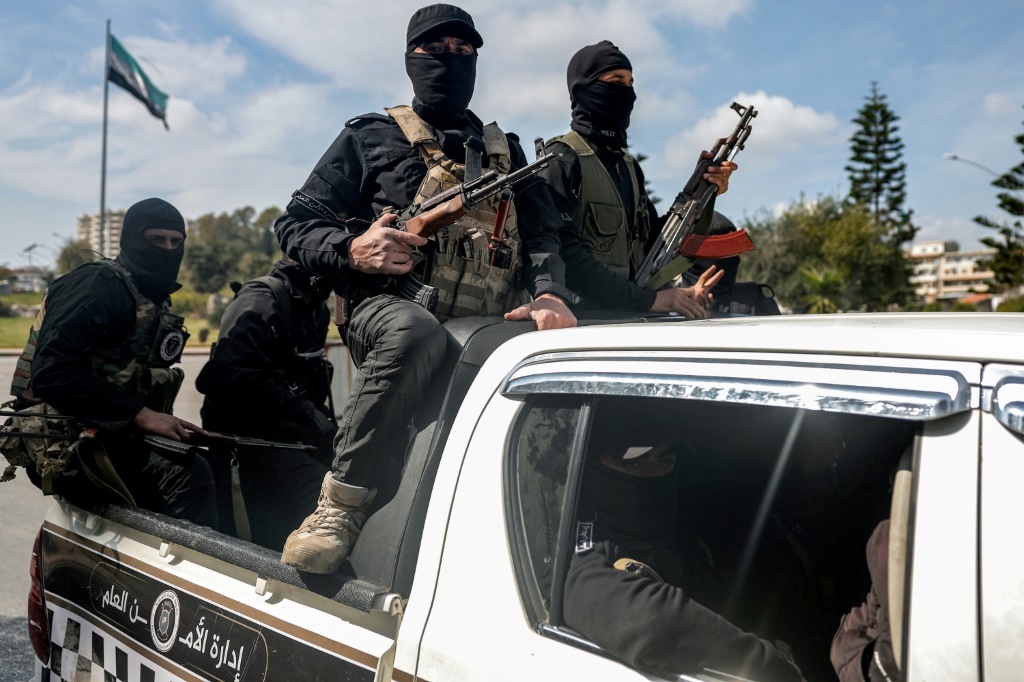 تشهد بعض المناطق السورية بين الحين والآخر حوادث أمنية مرتبطة بنشاط مسلحين مجهولين، فيما تؤكد السلطات سعيها إلى تعزيز الاستقرار وضبط الأوضاع في مختلف المحافظات (ا ف ب)