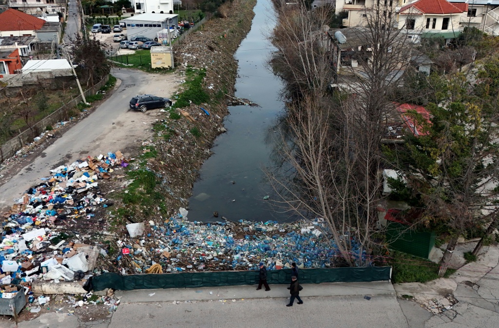 اختبر الفريق هذا النظام على مجموعة متنوعة من أنواع البلاستيك الشائعة في حياتنا اليومية، مثل زجاجات المياه البلاستيكية وأكياس التسوق ومواد التغليف (ا ف ب)