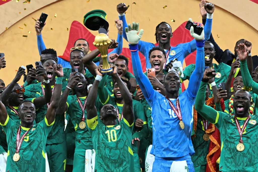لاعبو منتخب السنغال يحتفلون بالفوز بكأس أمم إفريقيا لكرة القدم ضد المغرب على ملعب الأمير مولاي عبد الله في الرباط في 18 كانون الثاني/يناير 2026 (ا ف ب)