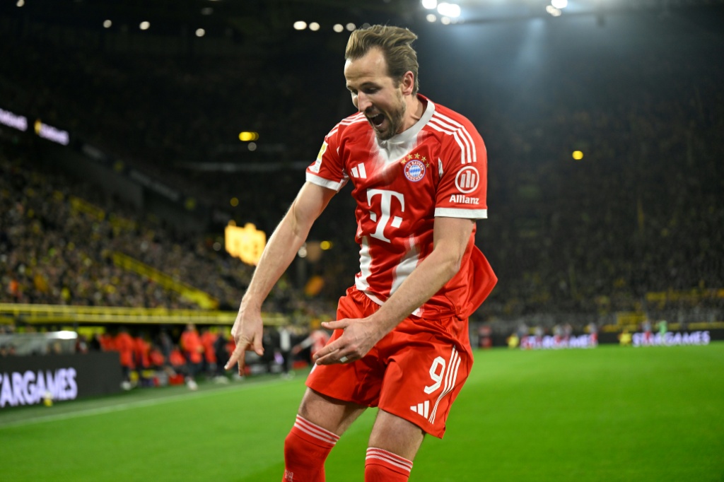 الانكليزي هاري كاين يحتفل بالتسجيل لبايرن في مرمى مضيفه بوروسيا دورتموند في الدوري الالماني لكرة القدم. دورتموند، غرب ألمانيا، في 28 شباط/فبراير 2026 (ا ف ب)