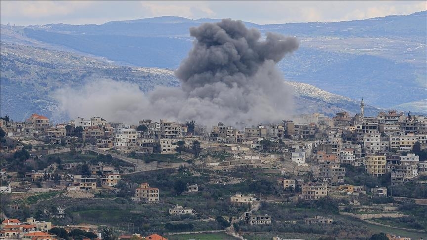 &nbsp;نفذ الجيش الإسرائيلي، منذ فجر الخميس، قصفا جويا ومدفعيا استهدف 19 بلدة ومنطقة بجنوبي لبنان(الاناضول)