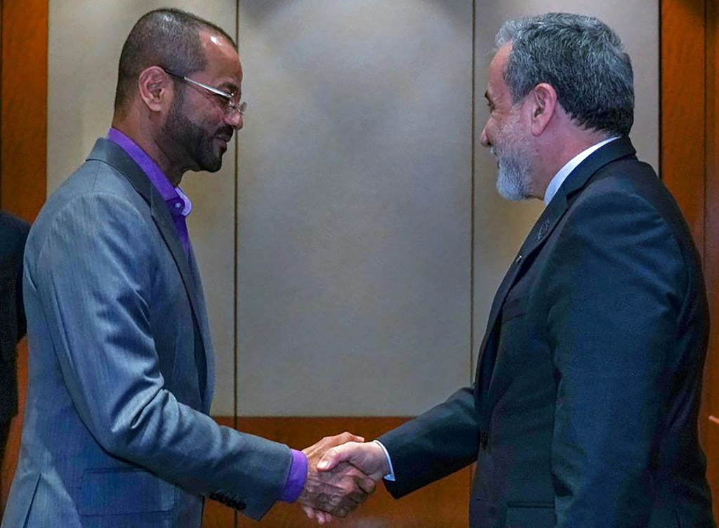 صورة وزعتها الخارجية الإيرانية يوم 26 شباط/فبراير 2026 تظهر وزير الخارجية الإيراني عباس عراقجي (يمين) وهو يصافح نظيهر العمل بدر البوسعيدي قبل اجتماعهما في جنيف (ا ف ب)