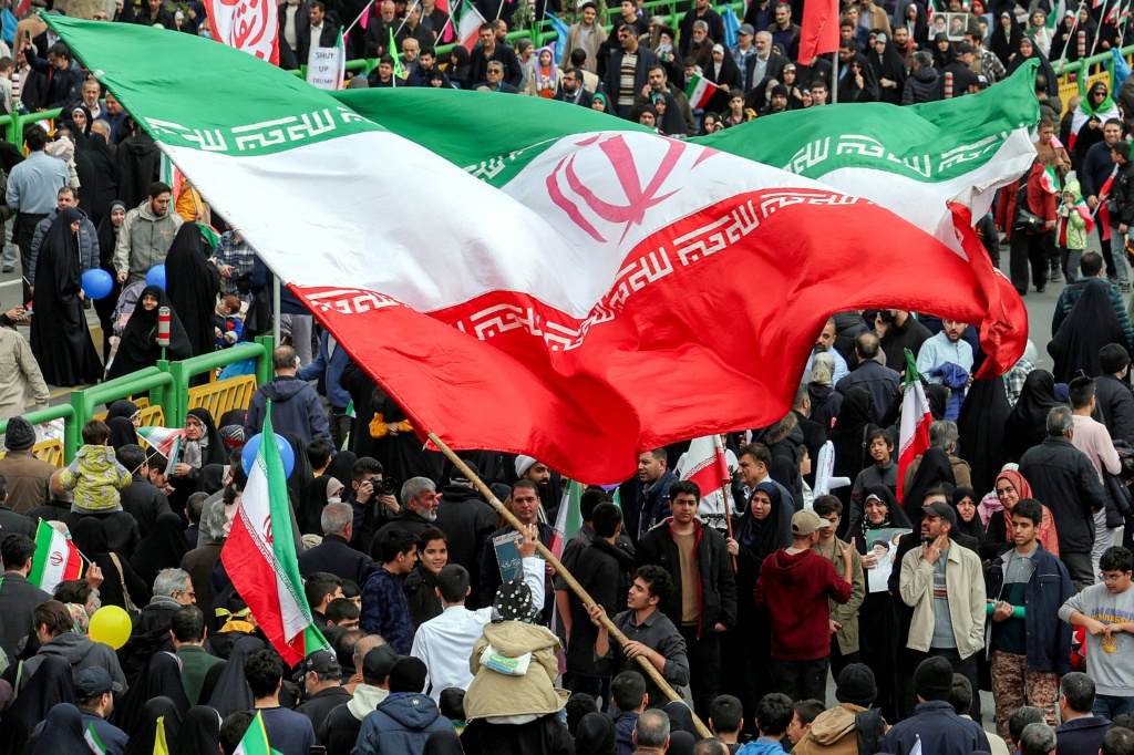 مظاهرات في طهران عاصمة إيران بعد إعلان مقتل المرشد علي خامنئي (اف ب)