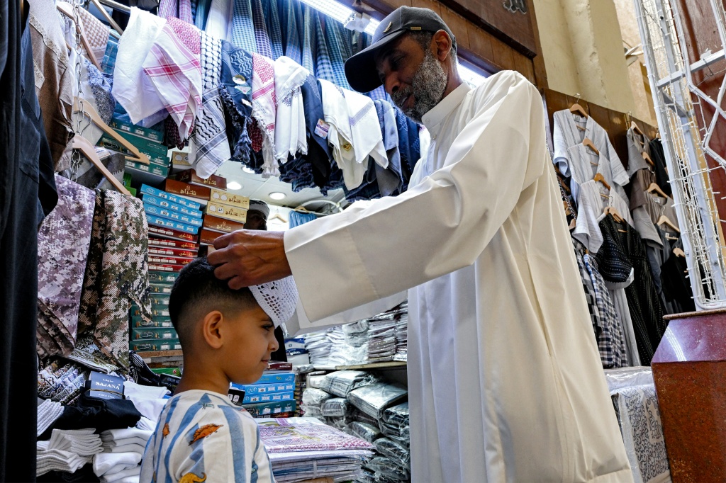 امرأة تتسوق في دبي عشية عيد الفطر في 16 اذار/مارس 2026 (ا ف ب)