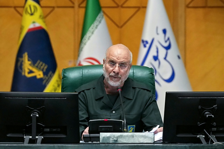 صورة لمحمد باقر قاليباف بزي الحرس الثوري وزعتها وكالة أنباء مجلس الشورى الإيراني (ايكانا) في مقر البرلمان في طهران في الأول من شباط/فبراير 2026 (أ ف ب)