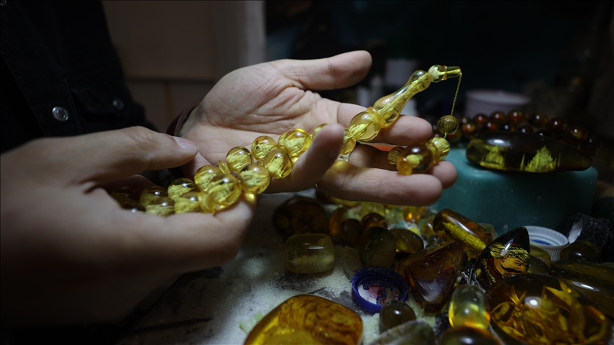فنان تركي ينقش المساجد الشهيرة داخل حبات المسبحة (الأناضول)