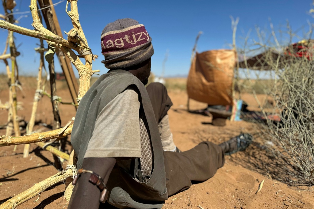 النازح السوداني عبد الله إدريس الذي يقول إنه سُجن وعُذّب في سجون قوات الدعم السريع قبل فراره من الفاشر، يجلس في مأوى مؤقت في بلدة الطويلة، في منطقة دارفور غرب السودان التي مزقتها الحرب، في 2 آذار/مارس 2026 (ا ف ب)