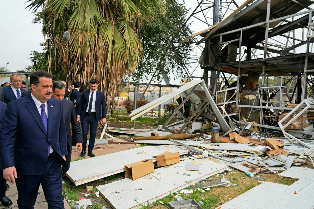 صورة وزعها المكتب الإعلامي لرئيس الوزراء العراقي في 22 آذار/مارس 2026 تُظهر محمّد شياع السوداني وهو يتفقّد آثار هجوم بمسيّرة على مقر جهاز المخابرات الوطني العراقي في وسط بغداد (ا ف ب)
