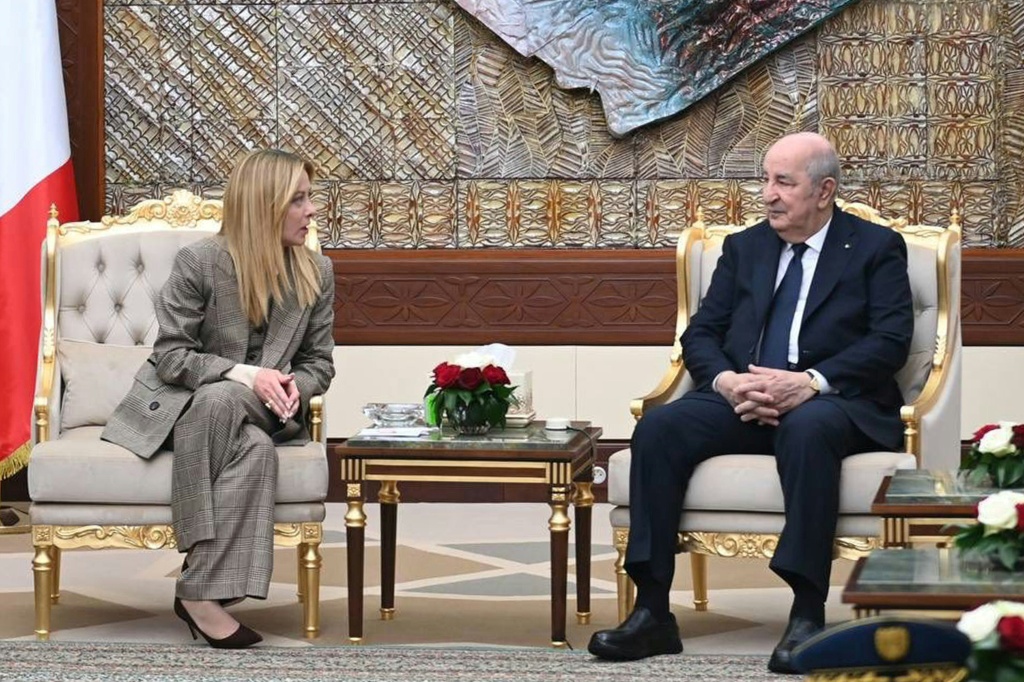 صورة نشرتها الرئاسة الجزائرية للقاء الرئيس الجزائري عبد المجيد تبون ورئيسة الوزراء الإيطالية جورجيا ميلوني في 25 آذار/مارس 2026 في الجزائر العاصمة (ا ف ب)
