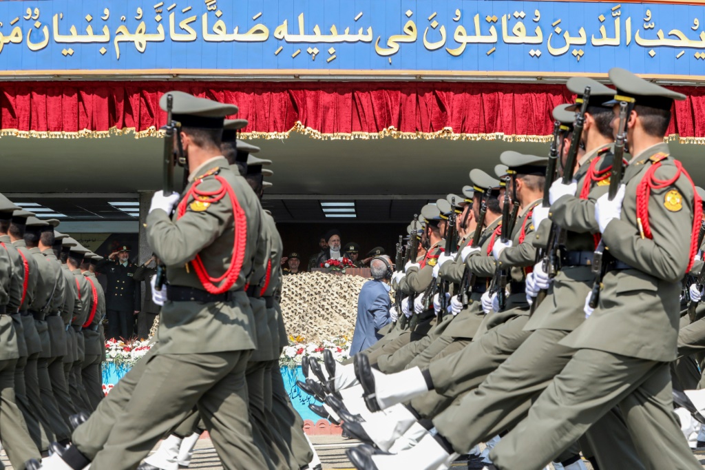 في قلب هذه الشبكة يقف الحرس الثوري، القوة شبه العسكرية التي يبلغ قوامها 190000 جندي، والتي يبدو أنها تدير الدولة والحرب معا (ا ف ب) 