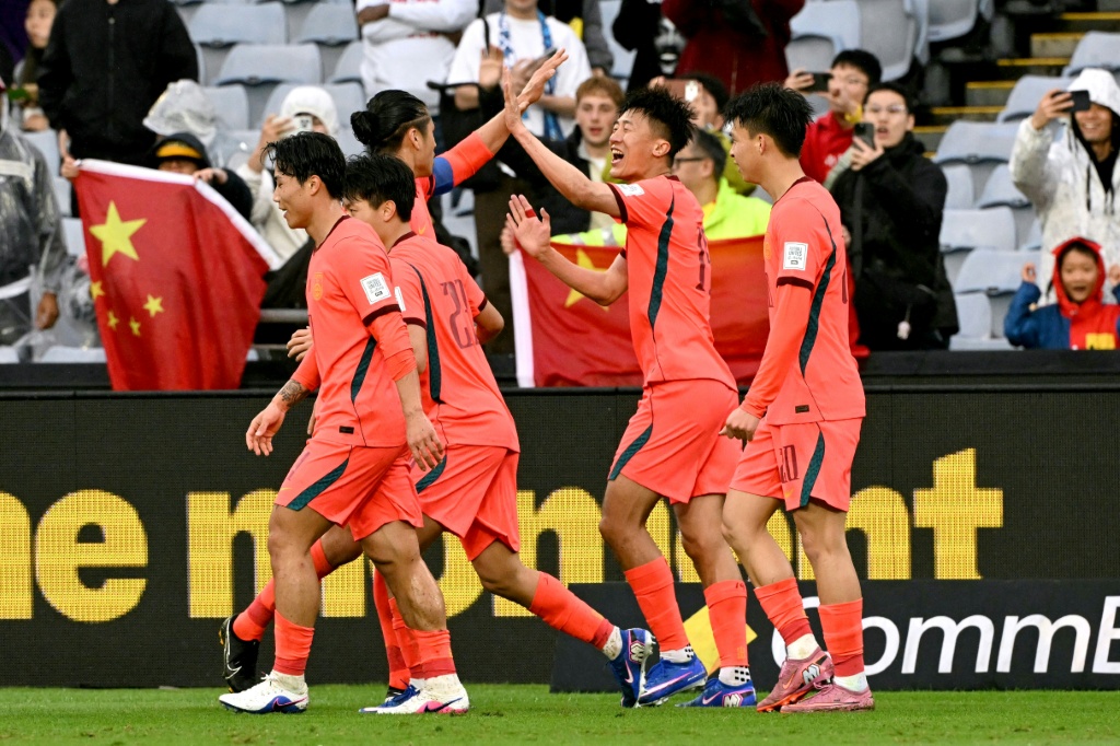 لاعب الصين وي شيهاو (وسط) يحتفل مع زملائه بعد تسجيله هدفا خلال المباراة الدولية الودية بين كوراساو والصين على ملعب أستراليا في سيدني في 27 آذار/مارس 2026. (ا ف ب)