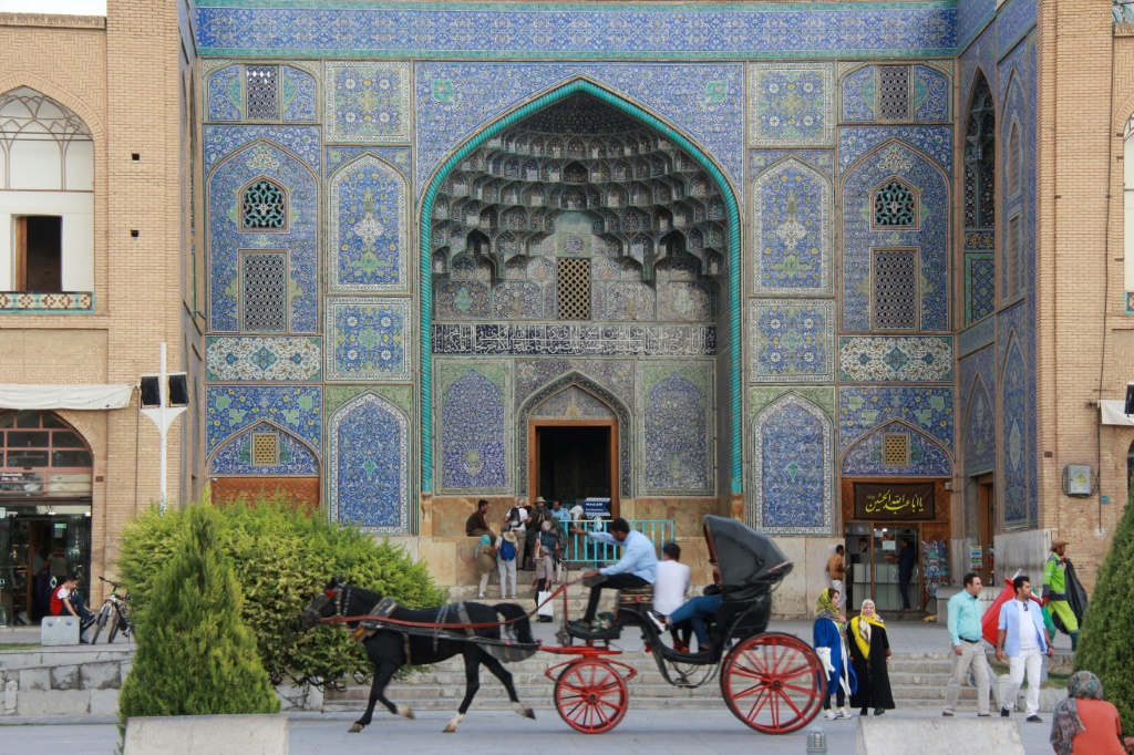 مسجد الشيخ لطف الله في ساحة نقش جهان في مدينة أصفهان بوسط إيران (ا ف ب)
