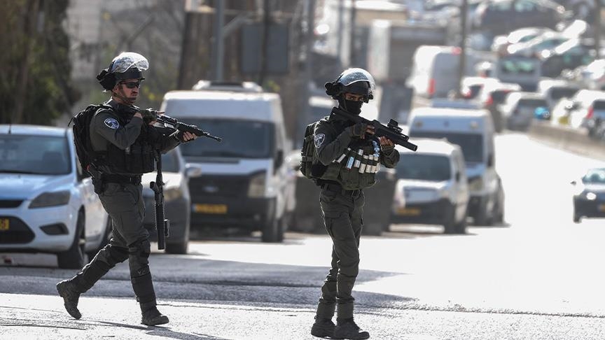 ذكرت وزارة الصحة الفلسطينية في بيان أن "إصابة حرجة برصاص الاحتلال وصلت إلى مجمع فلسطين الطبي في رام الله من مخيم قلنديا" (الاناضول)