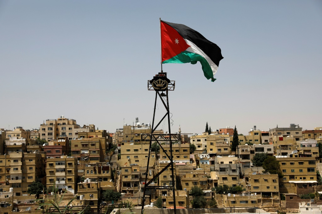 أشار البيان إلى أن "سلاح الجو الملكي اعترض صاروخين ودمرهما، فيما لم تتمكن الدفاعات من صد صاروخ سقط شرقي المملكة" (ا ف ب)