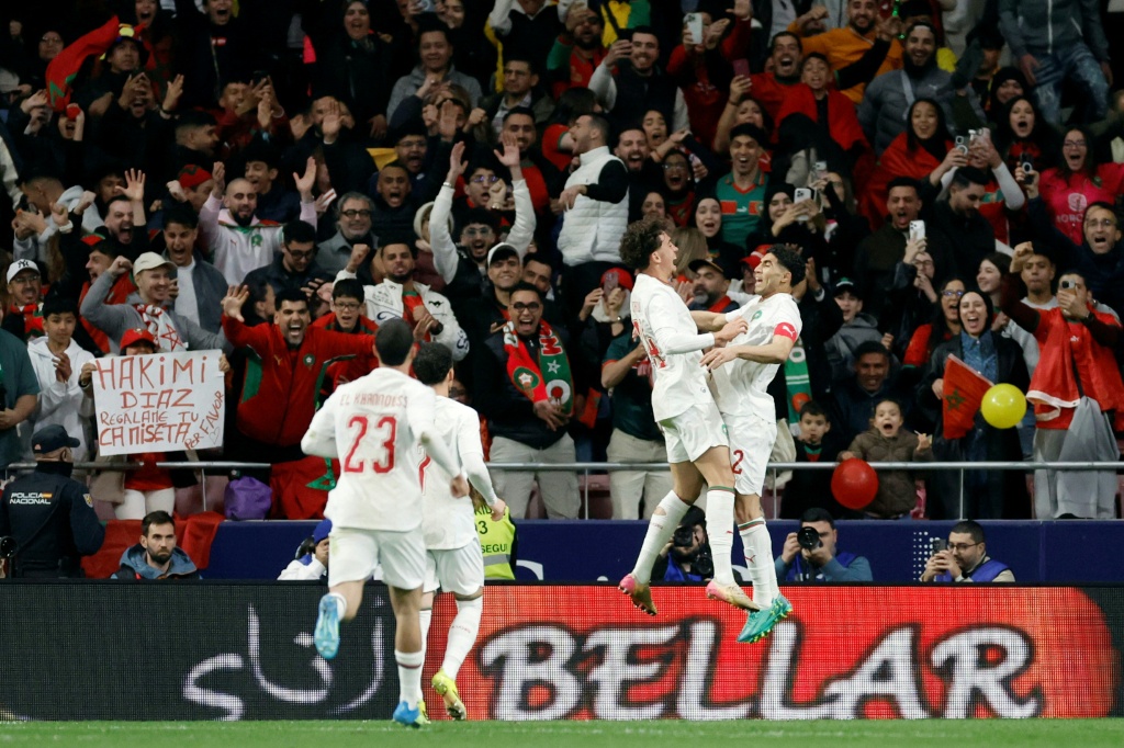 لاعبو المنتخب المغربي يحتفلون بهدف التعادل في مرمى الاكوادور (1-1) في مباراة دولية ودية في العاصمة الاسبانية مدريد في 27 آذار/مارس 2026(ا ف ب)