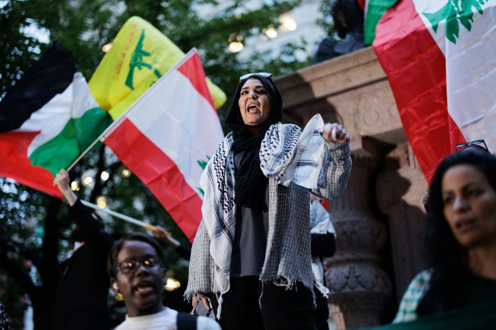 نردين كسواني، ناشطة مؤيدة للفلسطينيين ومشاركة في تأسيس مجموعة "ويذين أور لايفتايم"، خلال تظاهرة في نيويورك في 24 أيلول/سبتمبر 2024 (ا ف ب)