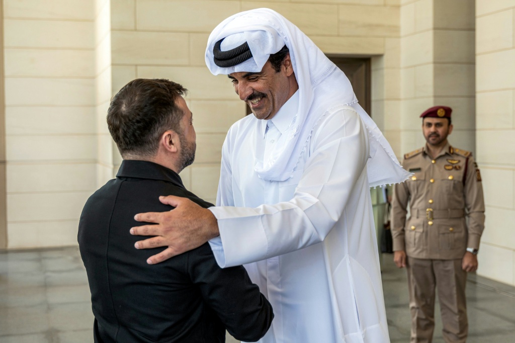 امير قطر تميم بن حمد ال ثاني مستقبلا الرئيس الاوكراني فولوديمير زيلينسكي في الدوحة في 28 اذار/مارس 2026 (ا ف ب)