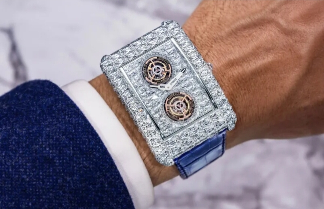 Jacob & Co تستحدث قطْعًا جديدًا للألماس في ساعة Billionaire Double Tourbillon Angel-Cut (الرجل)