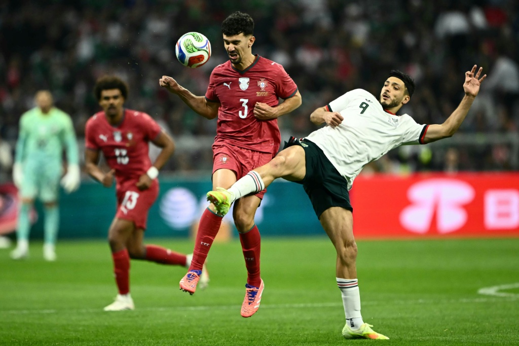 المدافع البرتغالي توماس أراوجو (وسط) في مواجهة المهاجم المكسيكي راوول ألونسو خيمينيس خلال مباراة المنتخبين الدولية الودية على ملعب أزتيكا في مكسيكو، في 28 آذار/مارس 2026(ا ف ب)