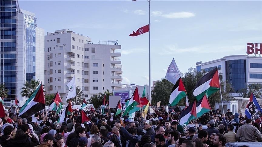 مسيرة تضامنية &nbsp;لمئات التونسيين وسط العاصمة تونس بمناسبة إحياء يوم الأرض الفلسطيني ونصرة القضية الفلسطينية (الاناضول)