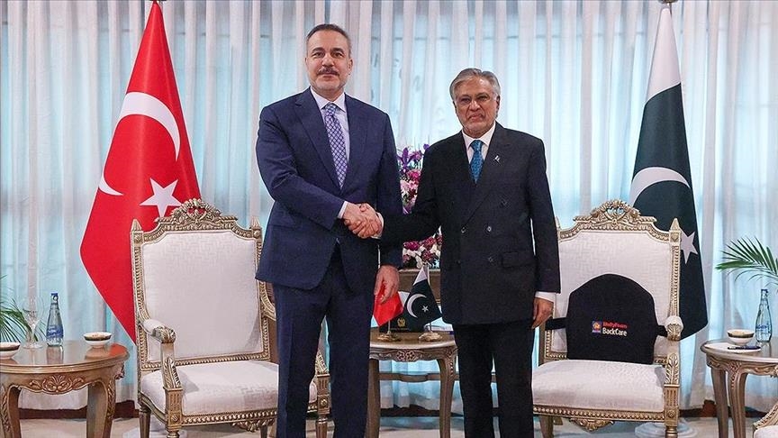 وزير الخارجية التركي هاكان فيدان ونظيره الباكستاني محمد إسحاق دار(الاناضول)
