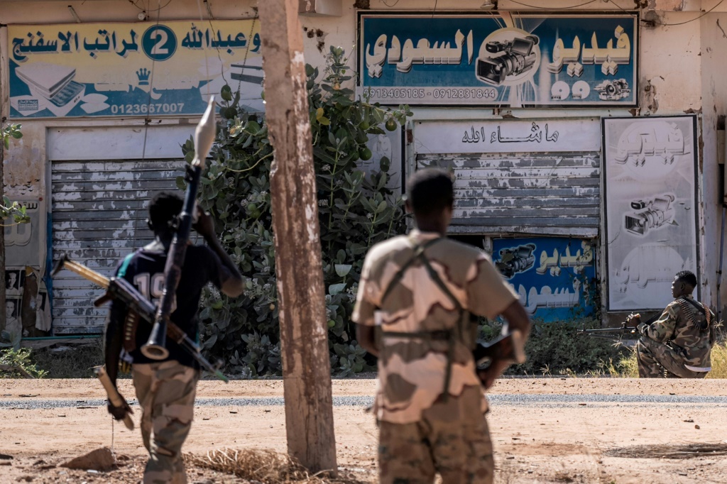 أوضح البيان أن عناصر من قوات "الدعم السريع" انسحبت من مواقع القتال، تاركة خلفها قتلاها ومعداتها (ا ف ب)