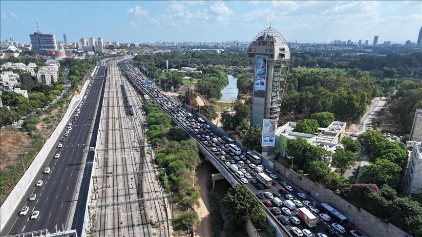 بحسب نتائج الاستطلاع فإن "حوالي 30 في المئة من الشباب فكروا أو يفكرون في مغادرة إسرائيل بسبب تداعيات الحرب" (الاناضول)