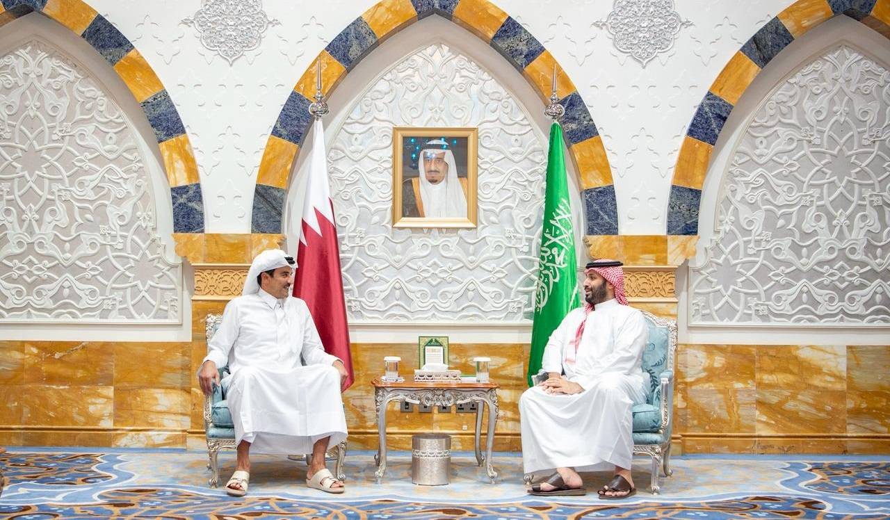 ولي العهد السعودي الأمير محمد بن سلمان خلال لقائه الشيخ تميم بن حمد أمير دولة قطر في جدة الاثنين (واس)