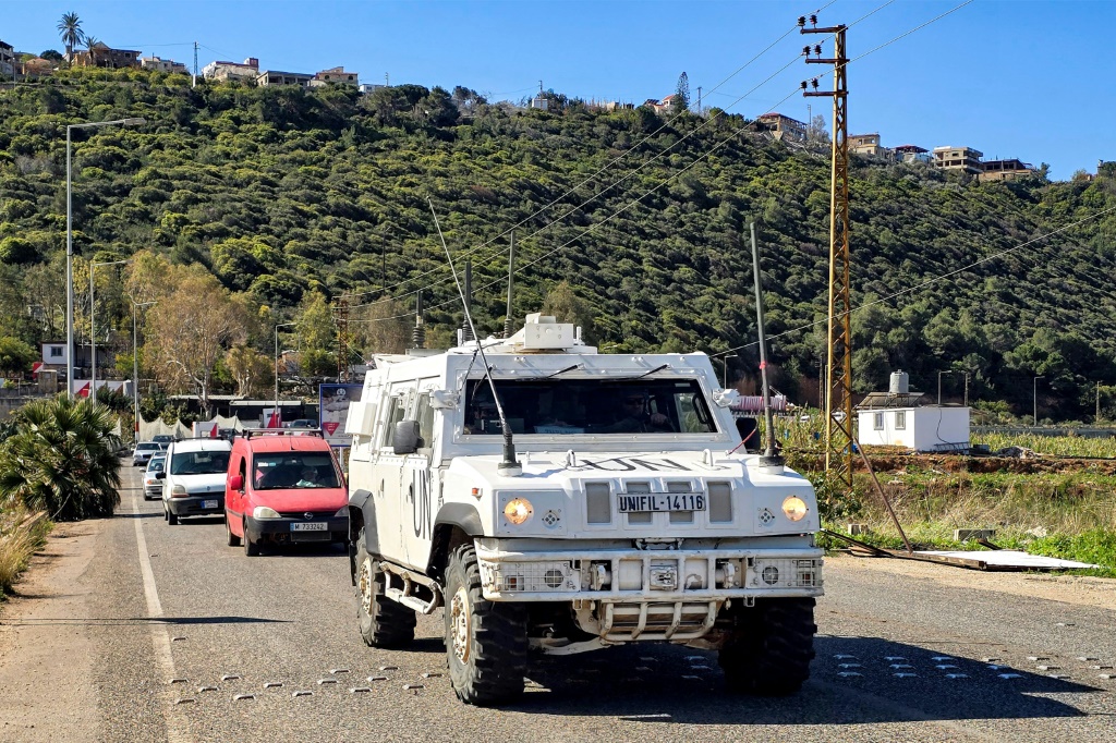 مركبات تابعة لقوات الأمم المتحدة المؤقتة في لبنان (اليونيفيل) ترافق قافلة من سكان قرية علما الشعب المسيحية الذين تم إجلاؤهم من القرية الواقعة جنوب لبنان عبر بلدة الناقورة في 10 آذار/مارس 2026(ا ف ب)