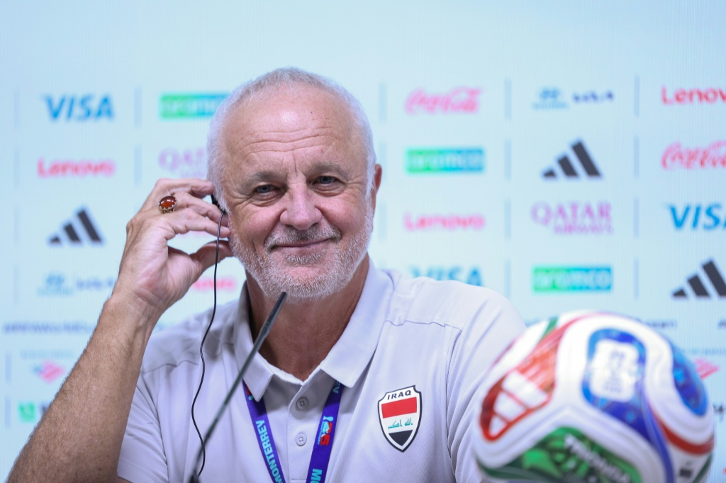 أرنولد يخاطب الصحافيين عشية مواجهة بوليفيا الحاسمة للتأهل إلى مونديال 2026( ا&nbsp; ف ب)