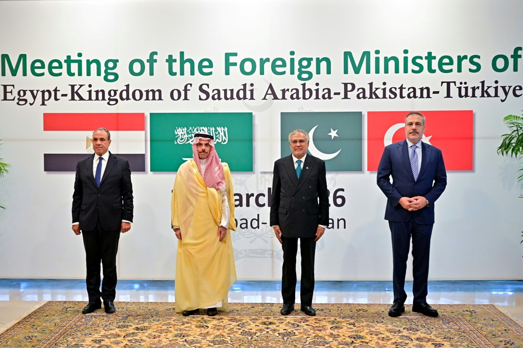 على الرغم من أن الدول الأربع قد اجتمعت سابقًا كمجموعة، إلا أن اجتماع وزراء الخارجية، الذي استمر ليوم واحد في إسلام أباد، كان بمثابة الافتتاح الرسمي لمبادرة تثير اهتمام الدبلوماسيين (ا ف ب)
