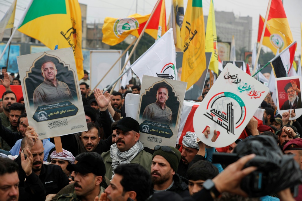 عناصر في هيئة الحشد الشعبي يشيّعون في بغداد في 24 آذار/مارس 2026 قائد عمليات محافظة الأنبار سعد دواي الذي قضى في قصف على موقعه (ا ف ب)