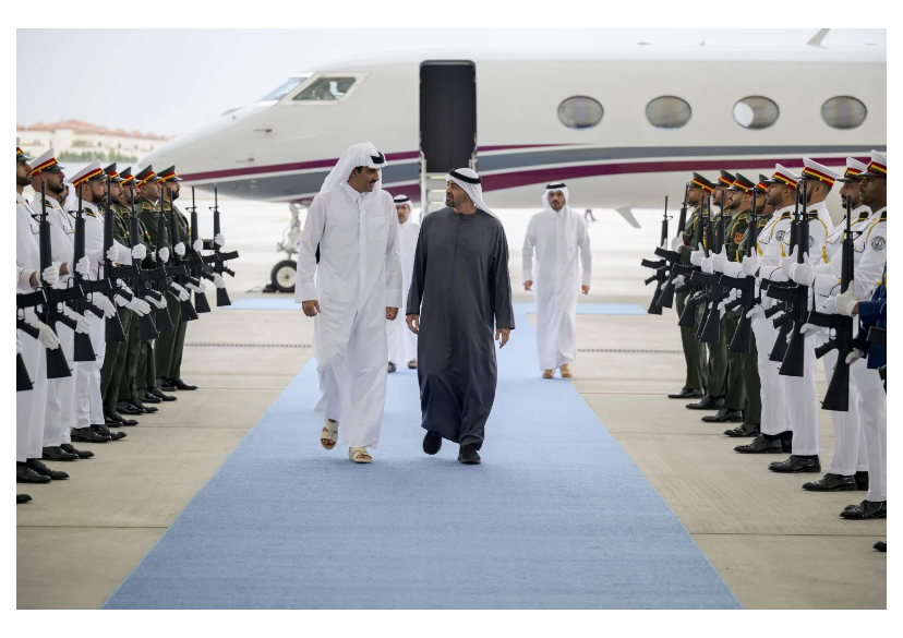  الرئيس الإماراتي الشيخ محمد بن زايد آل نهيان، مع أمير قطر الشيخ تميم بن حمد آل ثاني (وام)