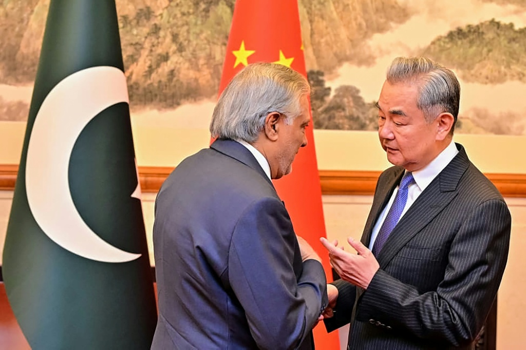 صورة نشرتها وزارة الخارجية الباكستانية في 31 آذار/مارس 2026 تظهر وزير الخارجية الصيني وانغ يي (يمين) ونظيره الباكستاني إسحاق دار في بكين( ا ف ب)
