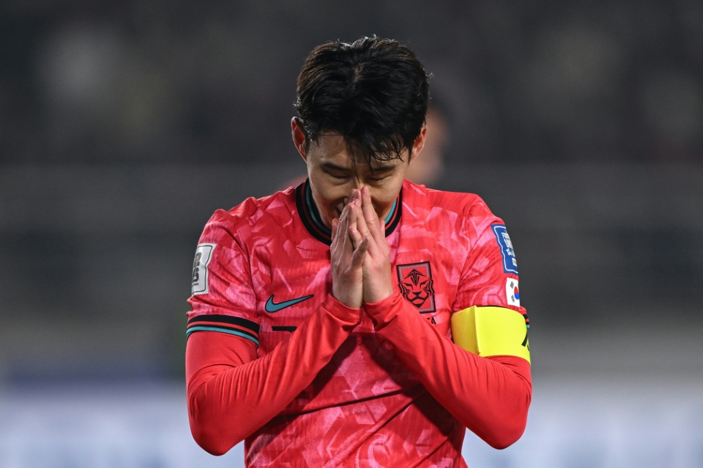 هيونغ-مين سون لاعب منتخب كوريا الجنوبية يتفاعل بعد إهداره فرصة أمام عُمان خلال مباراة التصفيات الآسيوية المؤهلة إلى كأس العالم 2026 في غويانغ في 20 آذار/مارس 2025 (ا ف ب)