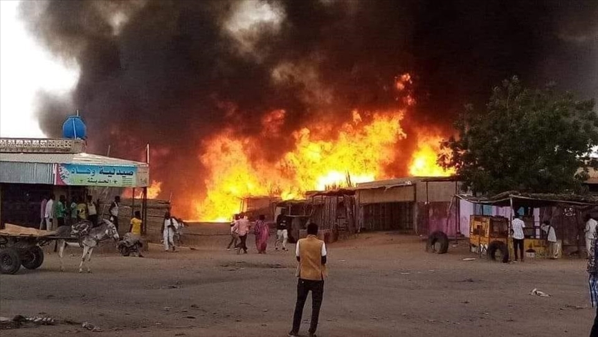 يعيش النازحون السودانيون ظروفا قاسية، داخل مساكن مصنوعة من القش والخشب، ويعتمدون في معيشتهم على المساعدات الغذائية والطبية (الاناضول)