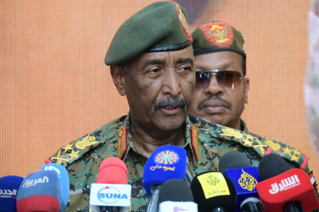 القائد العام للقوات المسلحة الفريق أول ركن عبد الفتاح البرهان خلال مؤتمر صحافي في بورت سودان في 29 نيسان/أبريل 2025 (ا ف ب)