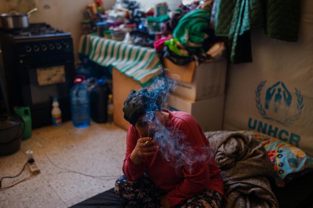 نازحة في مدرسة تحولت إلى مركز إيواء في مدينة صور في جنوب لبنان بتاريخ 24 آذار/مارس 2026 (ا ف ب)