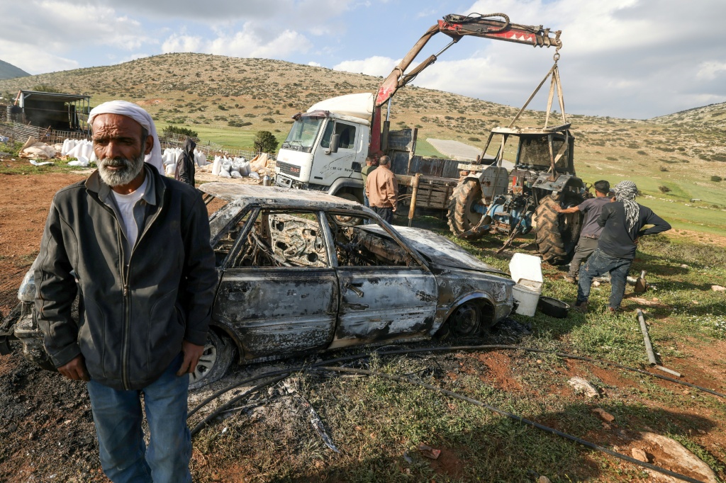 فلسطينيون يتفقدون مركبة وجرارا محترقين في أعقاب هجوم لمستوطنين إسرائيليين في الضواحي الشمالية لقرية تياسير بالقرب من بلدة طوباس في الضفة الغربية المحتلة في 31 آذار/مارس 2026 (ا ف ب)
