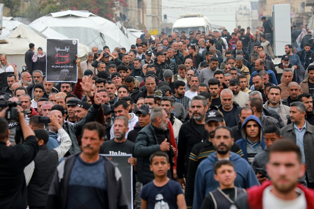 متظاهرون فلسطينيون يسيرون في مدينة غزة في الأول من نيسان/أبريل 2026، خلال احتجاج على موافقة البرلمان الإسرائيلي على مشروع قانون جديد يتيح إنزال عقوبة الإعدام للفلسطينيين المدانين بتهمة "الإرهاب" (ا ف ب)