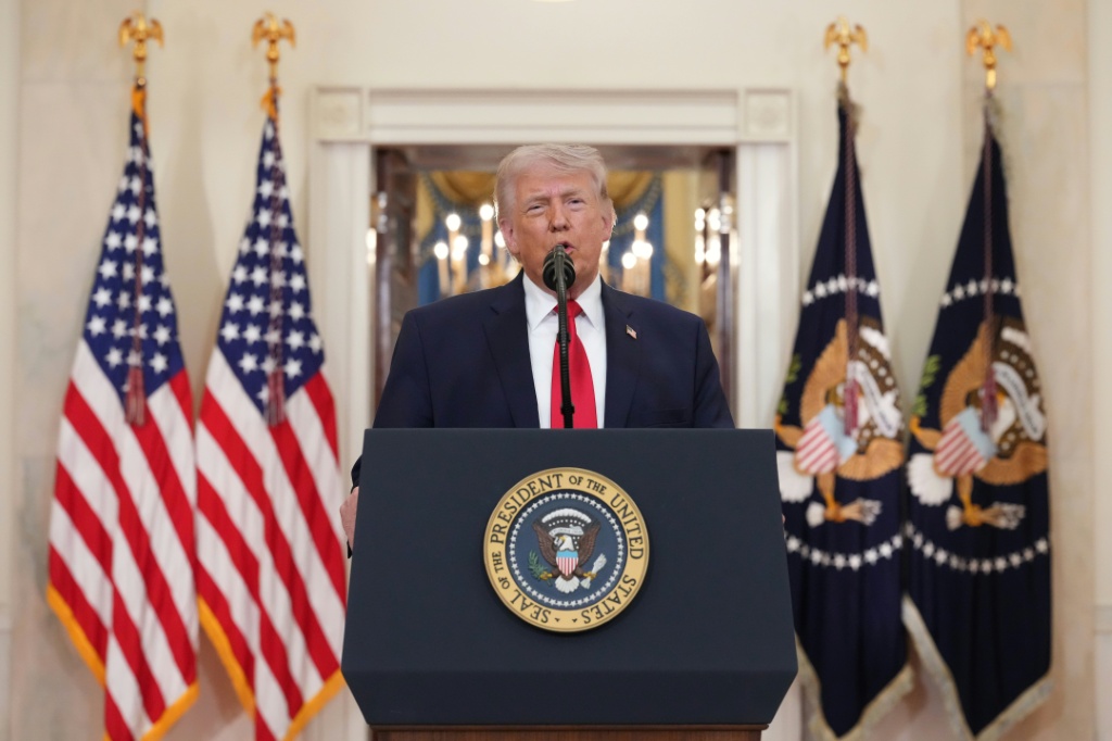 الرئيس دونالد ترامب يوجه خطابا إلى الأمة حول النزاع في الشرق الأوسط، في البيت الأبيض في الأول من نيسان/أبريل 2026 (ا ف ب)
