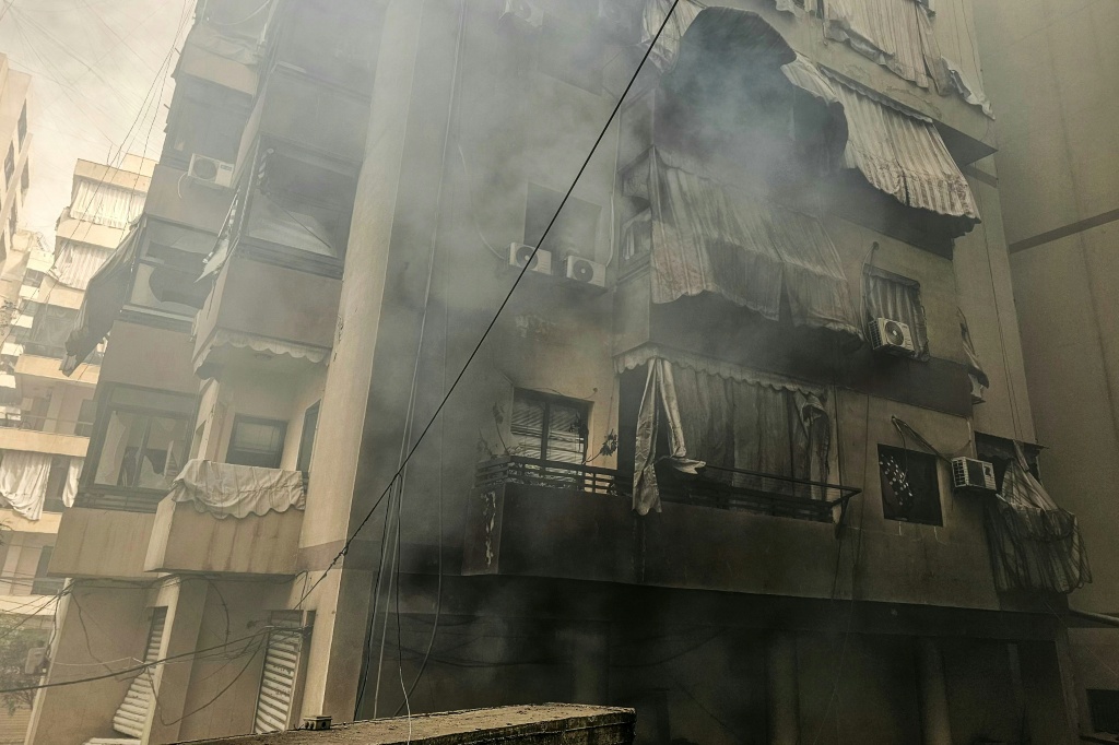 دخان يتصاعد بعد غارة اسرائيلية استهدفت منطقة حارة حريك في ضاحية بيروت الجنوبية في الثالث من نيسان/ابريل 2026 (ا ف ب)
