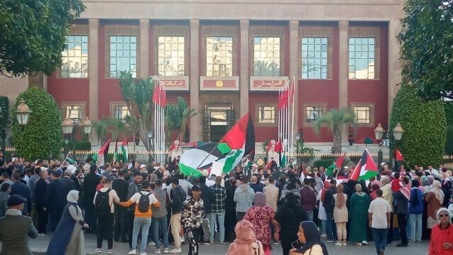 ردد المشاركون شعارات منددة بقرار إعدام أسرى فلسطينيين، وأخرى تطالب بفتح المسجد الأقصى أمام المصلين، من قبيل: "يا صهيوني يا جبان، والأسير لا يهان"، و"الشعب يريد تحرير الأسير"، و"من المغرب لفلسطين، شعب واحد وليس اثنين"، و"القدس أمانة" (الاناضول)