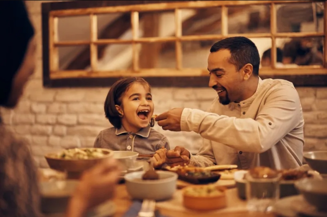 متى نتناول العشاء؟ العلم يكشف التوقيت المثالي لهضم أفضل ونوم أعمق (الرجل)